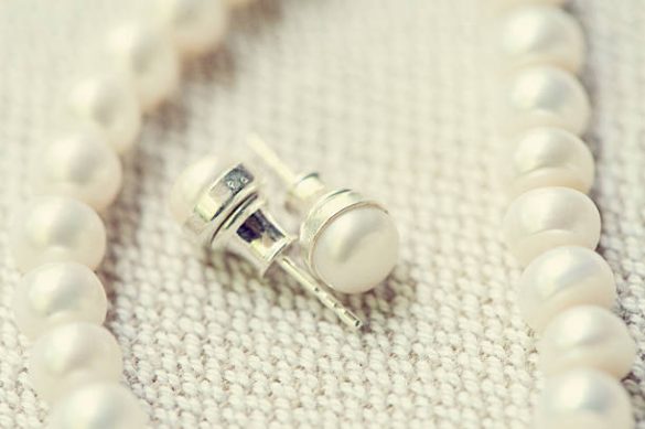 Perlenohrstecker-und-perlenkette